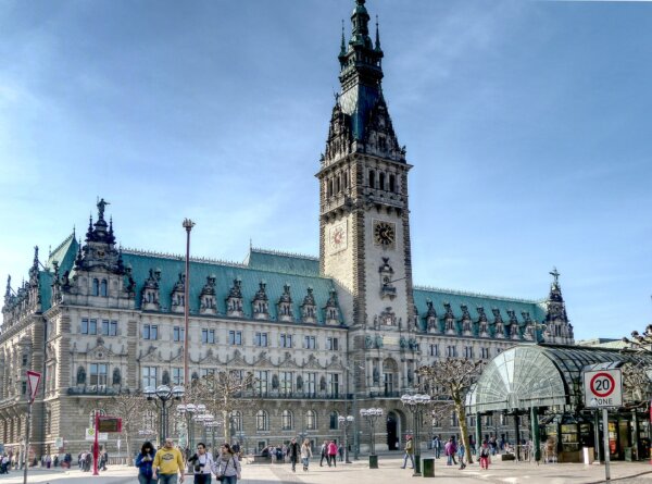 Hamburger Rathaus „satt“